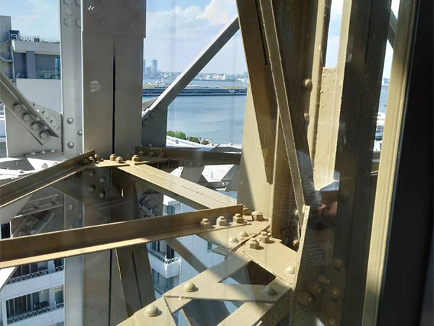 横浜マリンタワー 鉄骨の色