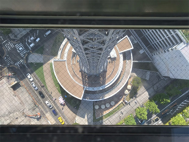 横浜マリンタワー 床ガラス