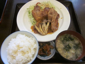 軽井沢アウトレットで昼食